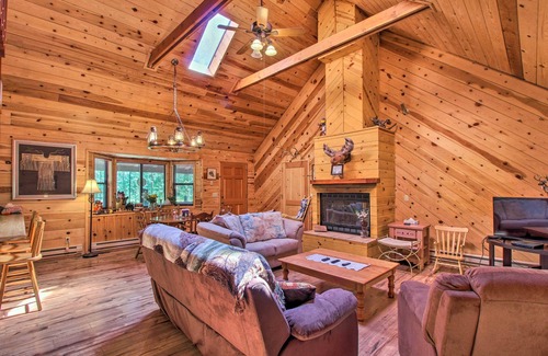 Pinetop Cottage | Pinetop Cabin w/Deck & Treehouse Near Hiking!