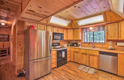 Pinetop Cottage | Pinetop Cabin w/Deck & Treehouse Near Hiking!