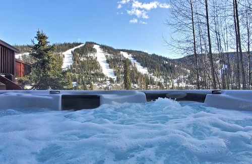 Sunburst Estates Ski Chalet | Pinetree Chalet: 6Bd/5Ba PanoramicView On-Slope Tod Mtn Ski-in OpenAir Tub