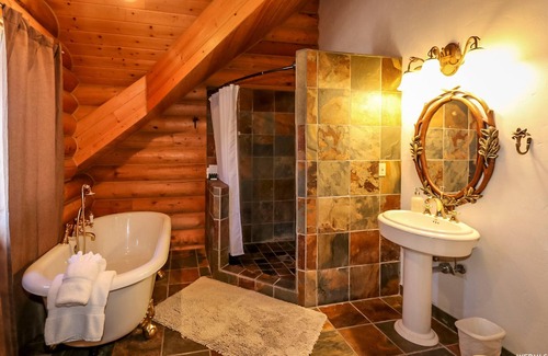 Ogden Cabin | PINEVIEW LAKE LODGE- 6 bed 4.5 bath minutes from Snowbasin Ski Resort.