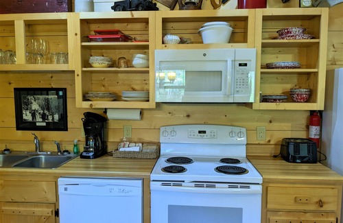 Mountain View House | Pinewood Bootlegger Cabin ~ walking distance to historic square