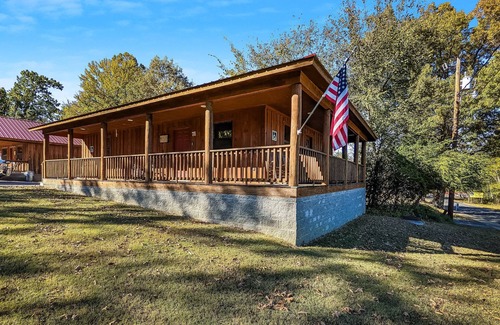Mountain View House | Pinewood Bootlegger Cabin ~ walking distance to historic square