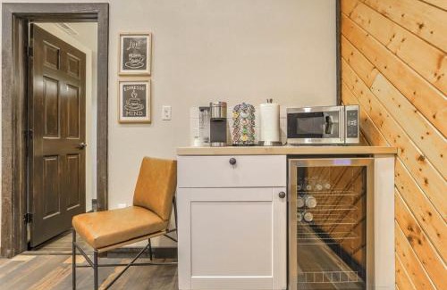 Colorado Springs Hotel | Pinewood Treehouse King Suite Scenic Worksation