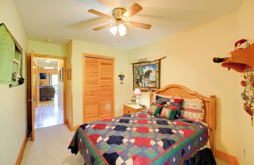 Piney Creek Cabin | Piney Creek Cabin w/ Deck, Grill & Mountain Views!