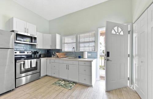 Jacksonville Beach Villa | Pink Dolphin | 1 Blk to Beach | Close to Mayo