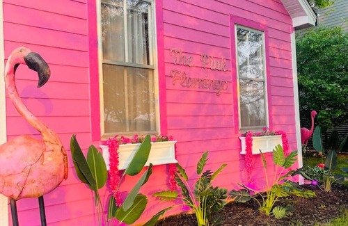 Hudson House | Pink Flamingo Downtown Hudson w/hottub