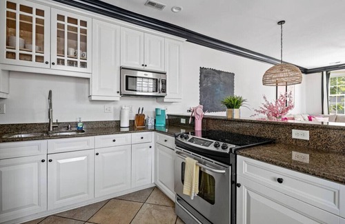 Westside Apartment | Pink House - Downtown Duplex - Sleeps 20