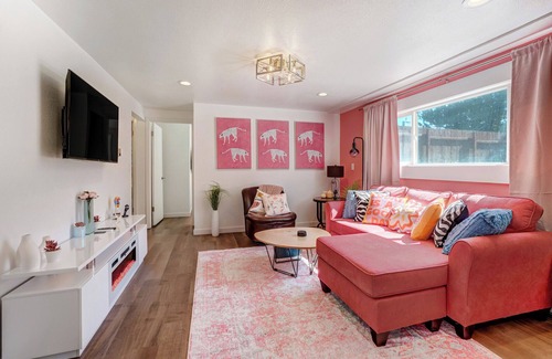 Cimarron Hills Apartment | Pink Panther Parlor - Cozy 2-BR w/Mountain Views, King Bed & Pet-Friendly Yard