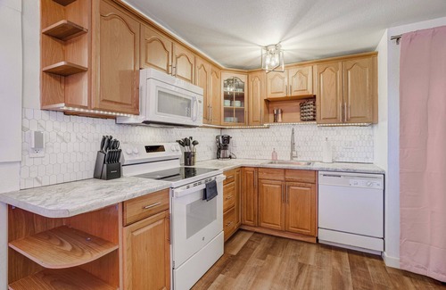 Cimarron Hills Apartment | Pink Panther Parlor - Cozy 2-BR w/Mountain Views, King Bed & Pet-Friendly Yard