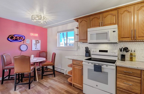 Cimarron Hills Apartment | Pink Panther Parlor - Cozy 2-BR w/Mountain Views, King Bed & Pet-Friendly Yard