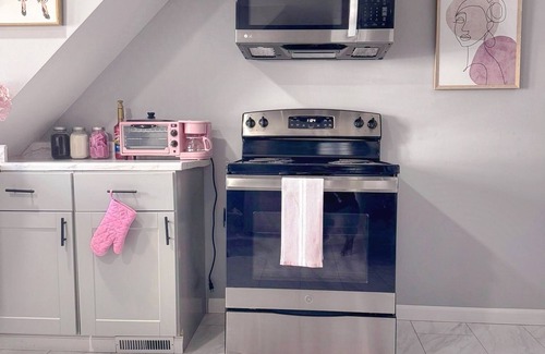 Southside Apartment | Pink Paradise! Cozy Getaway near SU!