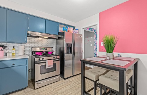 Detroit House | Pink Persuasion Situation: 3 bdrm Selfie House
