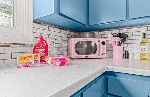 Detroit House | Pink Persuasion Situation: 3 bdrm Selfie House