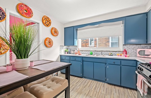 Detroit House | Pink Persuasion Situation: 3 bdrm Selfie House