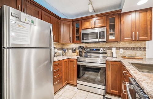 Killington Condo | Pinnacle B10 lovely 2 bedroom, 2 bath with shuttle to the slopes 7 days a week. The outdoor pool, hot tub, and, tennis courts are open during summer only.