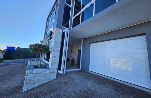 Pinnacle Point House | Pinnacle Golf Estate: 4-Bedroom, 5-Bed Modern Luxury with Sweeping Ocean Views.
