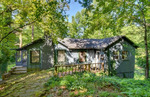 Rocky Bottom House | Pinnacle Mountain Falls Sunset Cottage with Deck