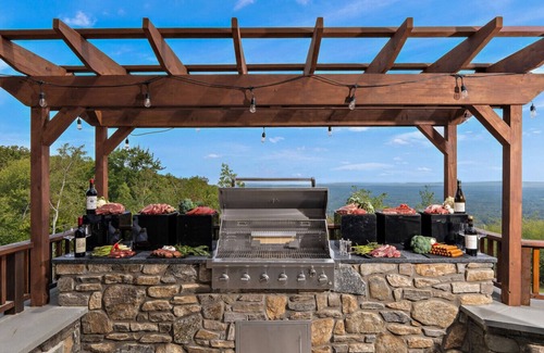 Middletown Villa | Pinnacle Pointe by Relaxtay | 600-Acre Private Luxury Estate with Spa, Pool, Theater & Lake