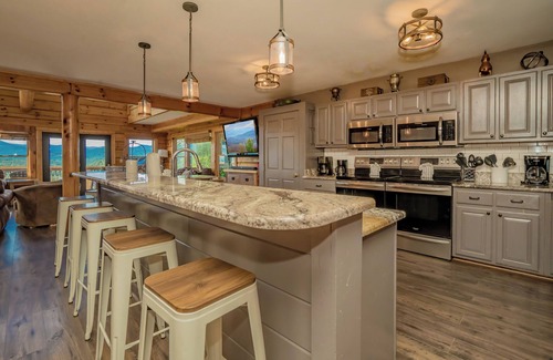 Gatlinburg - Pigeon Forge Cabin | PinnacleView: POOL, Breathtaking Views, Movie Room, Games, Hot Tub, Wifi