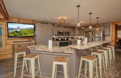 Gatlinburg - Pigeon Forge Cabin | PinnacleView: POOL, Breathtaking Views, Movie Room, Games, Hot Tub, Wifi