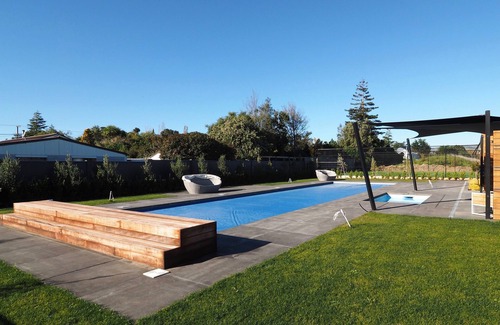 Martinborough Cottage | Pinot Longbox - Martinborough Holiday Home