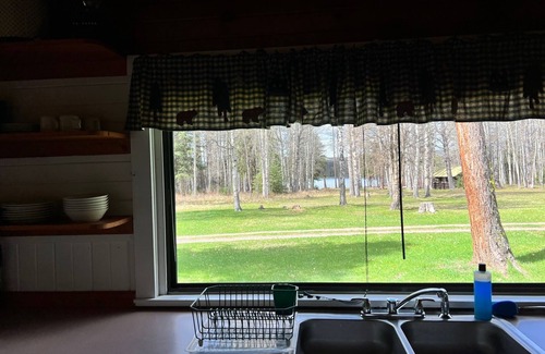 Seeley Lake Cabin | Pintler @ Seven Timbers-cozy cabin in beautiful setting with view of the lake