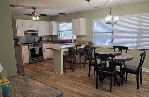 Tavares House | Piper's Place Lakeside Getaway on Lake Harris-Private Boat Ramp & Prime Location