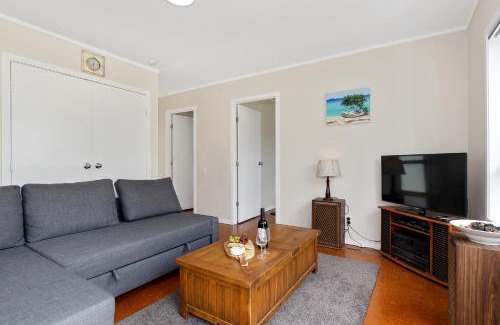 Mangawhai House | Pipi Cabin - Mangawhai Village Bach