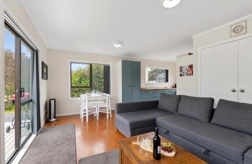 Mangawhai House | Pipi Cabin - Mangawhai Village Bach