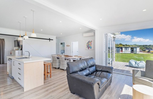 Cooks Beach House | Pipi Palace - Cooks Beach Holiday Home