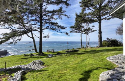 Gold Beach House | Pirate Cove Retreat (Main Home & Cottage)