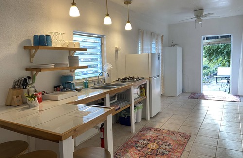Contant Farms Apartment | Pirate's Cove STJ 🏴‍☠️15 minute walk to town and newly remodeled king 1 bdrm, AC🏝