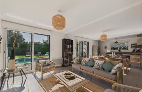 Saint-Vincent-sur-Jard House | Piscine chauffée - 750m plage - 4 adultes - 4 enfants