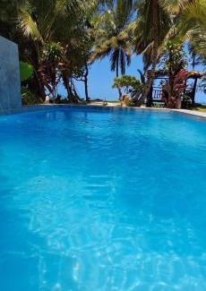 Nosy Boraha Villa | Piscine rien que pour vous, propriété entière face au lagon, les pieds dans l 'eau, cuisine & wifi Le Boraha Beach Lodge 90 m2