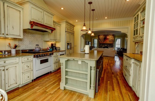 Balsam Grove House | Pisgah Forest Retreat: True mountain luxury with mountain views & hot tub!