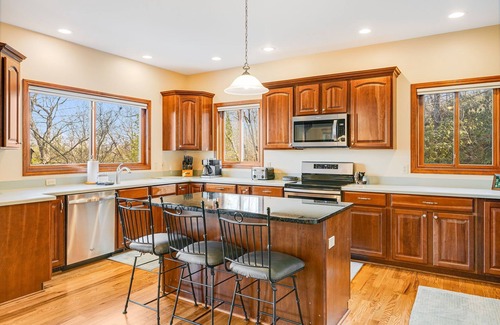 Hendersonville Cabin | Pisgah View | Stunning Mountain Escape w/Wrap-Around Deck & Garage