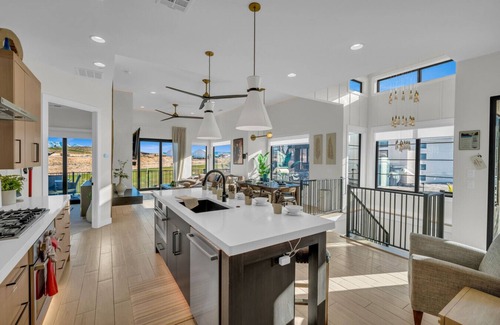 Hurricane Apartment | Pitch Perfect ~ Golf Course Views ~ Spa