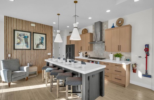 Hurricane Apartment | Pitch Perfect ~ Golf Course Views ~ Spa
