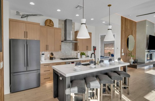 Hurricane Apartment | Pitch Perfect ~ Golf Course Views ~ Spa