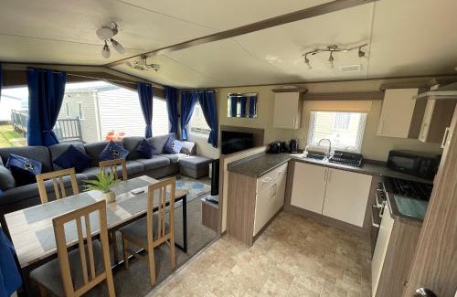 Hopton Apartment | PK Holiday Home - with Decking