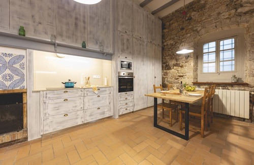 Old Town Apartment | Plaça del Vi - Holiday Apartment Rental in Girona | Bravissimo