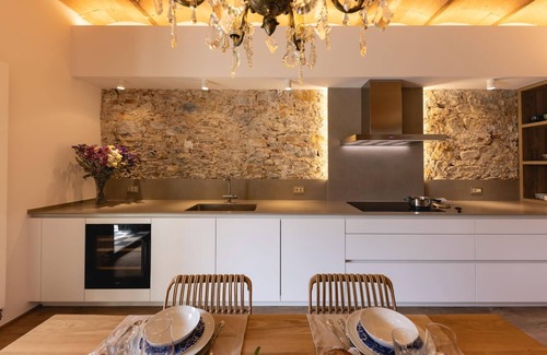 Old Town Apartment | Plaça Independència Garden- Holiday Apartment Girona | Bravissimo