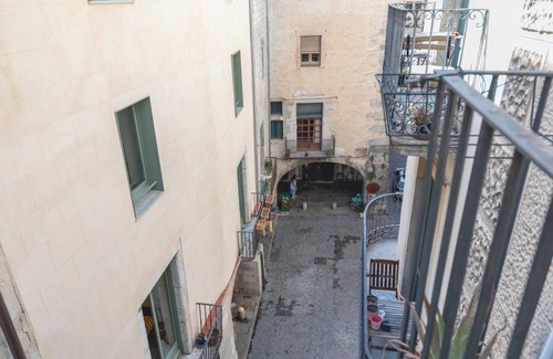Old Town Apartment | Plaça Raims - Holiday Apartment Rental in Girona | Bravissimo