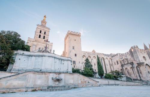 Avignon City Centre Apartment | PLACE DU PALAIS DES PAPES 3 chambres Parking Climatisation 3 Salles de bain