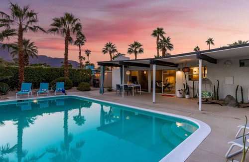 Sunmor House | Plaimor Palms - Classic Alexander in Sunmor Estates!