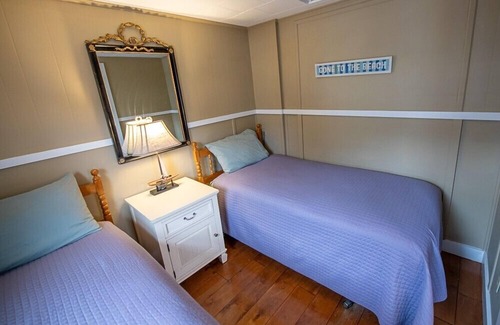 Ogunquit Hotel | Plan your Ogunquit getaway at Captain's Quarters, a cozy dog-friendly motel just a short walk to the beach and downtown. Family-owned with only five rooms, linens, towels, and everything you need for a comfortable coastal stay.