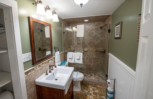 Ogunquit Hotel | Plan your Ogunquit getaway at Captain's Quarters, a cozy dog-friendly motel just a short walk to the beach and downtown. Family-owned with only five rooms, linens, towels, and everything you need for a comfortable coastal stay.