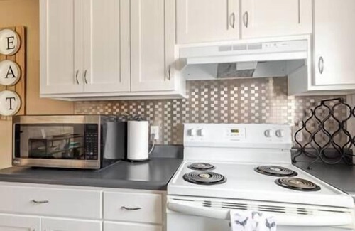 Hermann Apartment | Plane Suite at Brickhouse Inn