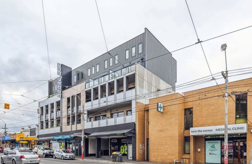 Northcote Apartment | Plantation Boho - Vibrant Northcote Abode