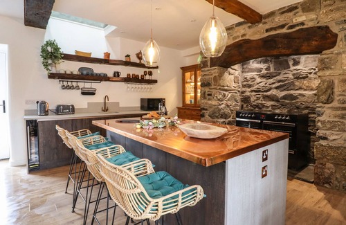 Abergele Cottage | PLAS GLAN YR AFON, family friendly, with hot tub in Llangernyw